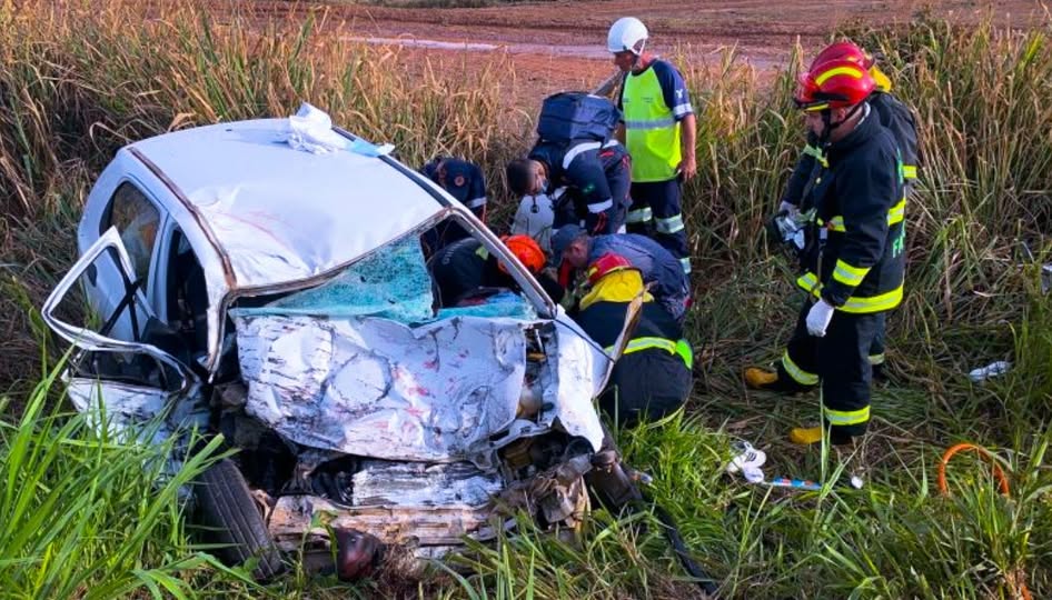 ​Colisão frontal entre carro e caminhão deixa motorista ferido