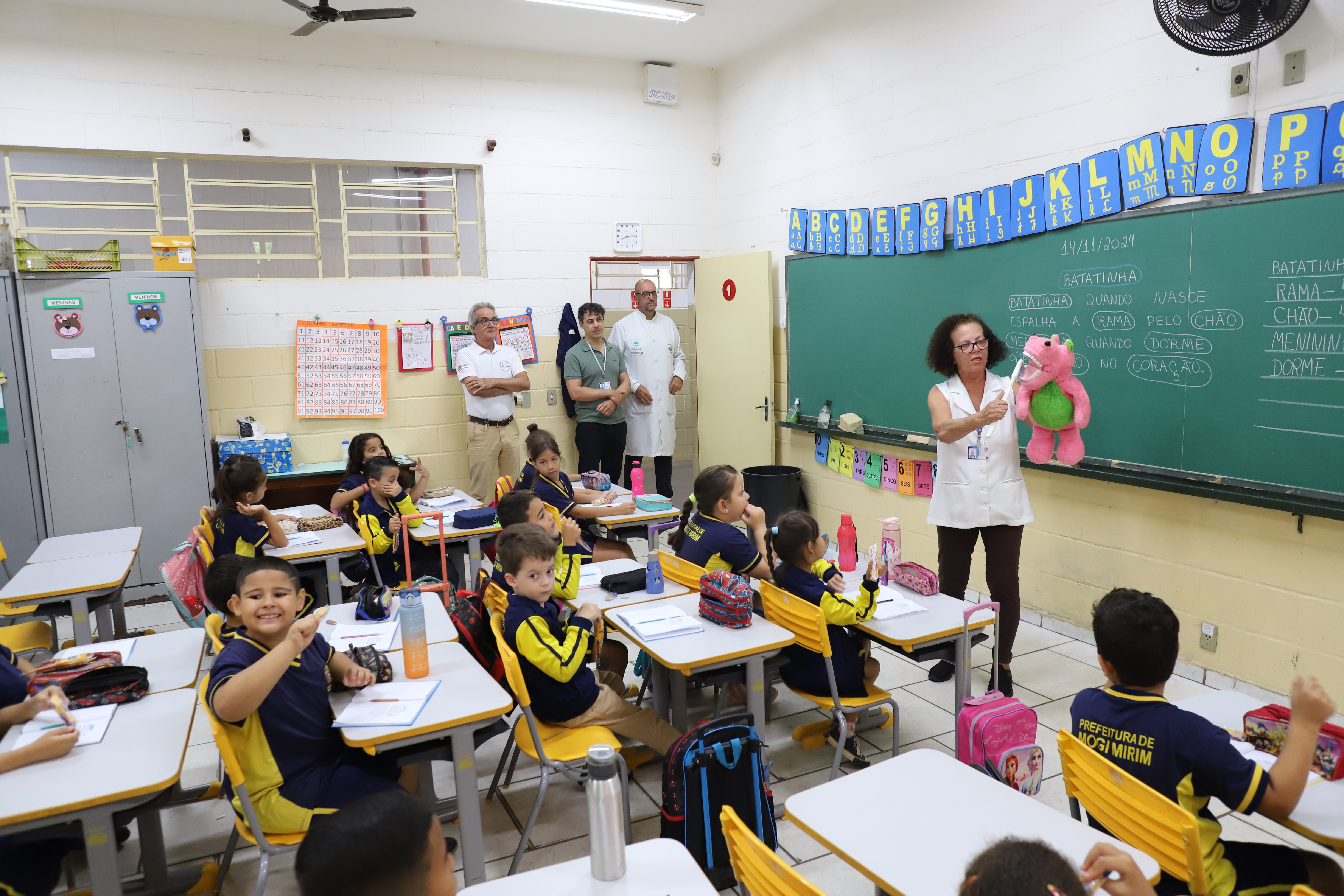 PREFEITO  ACOMPANHA AÇÃO DE PREVENÇÃO  BUCAL A ALUNOS DE MARTIM FRANCISCO